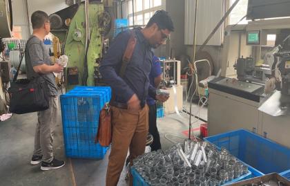 Bangladeşli müşteriler Headman fabrikasını ziyaret ediyor